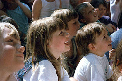 kinder bei zaubervorstellung lachen