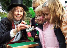 flohzirkus, lachende kinder, zaubershow